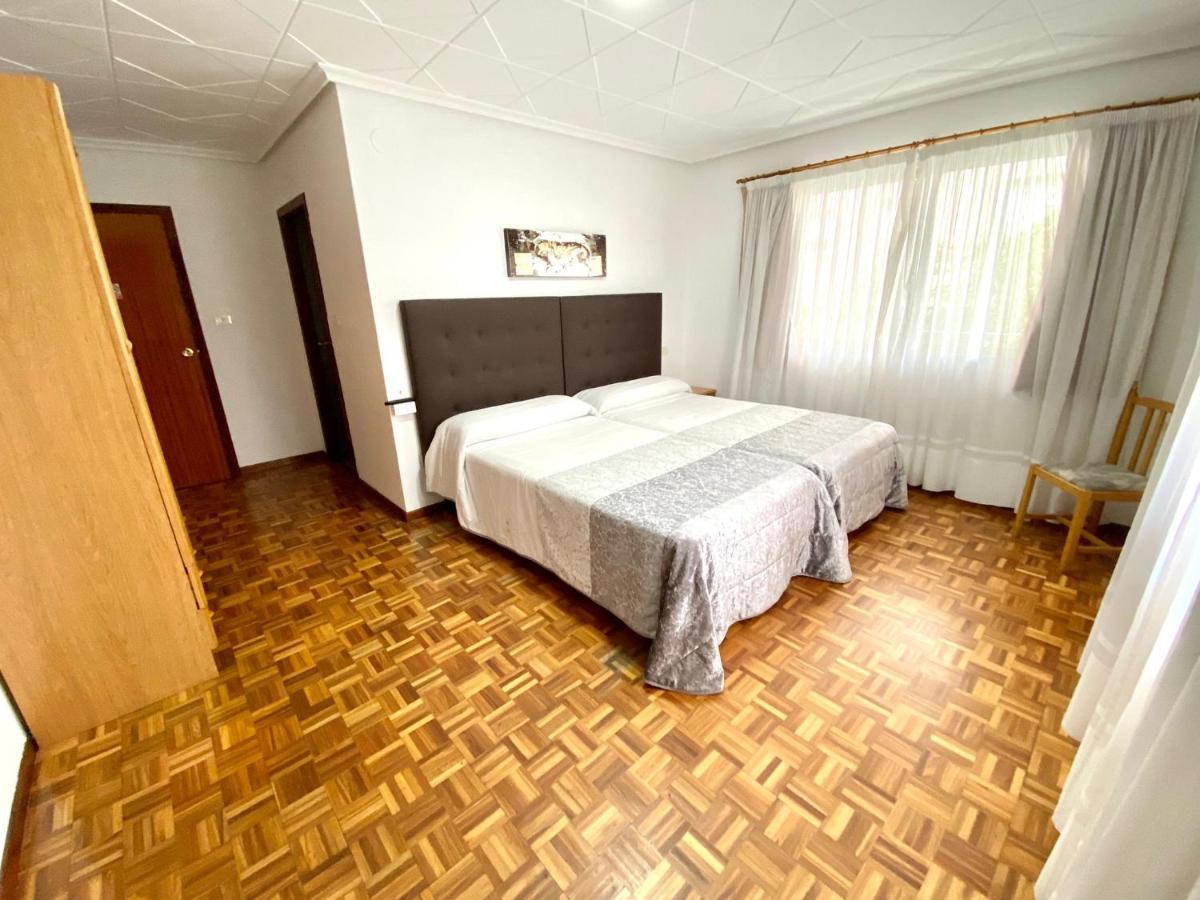 Garden Lodge Hostal Evencio Ribadavia Extérieur photo