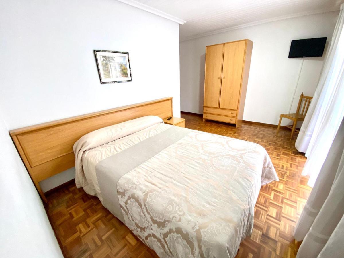 Garden Lodge Hostal Evencio Ribadavia Extérieur photo