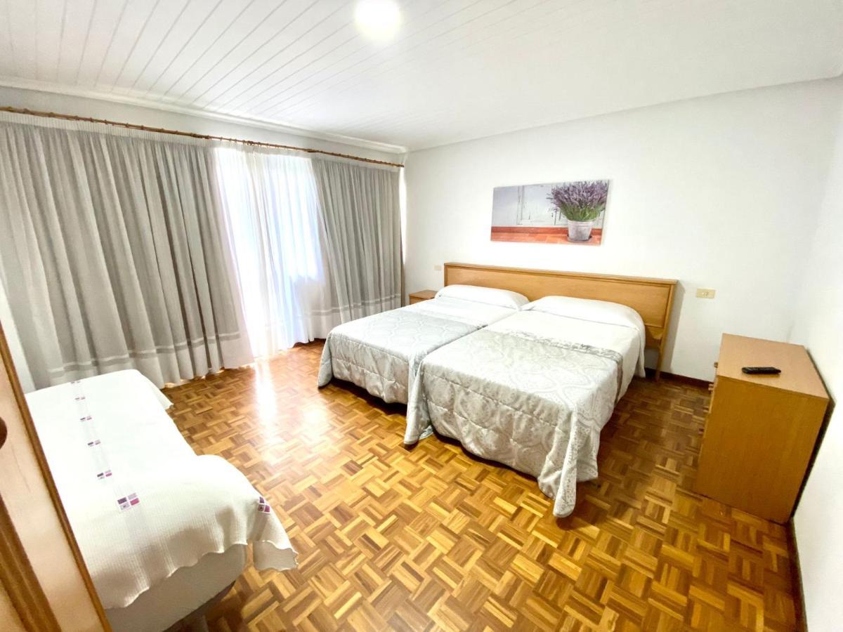 Garden Lodge Hostal Evencio Ribadavia Extérieur photo